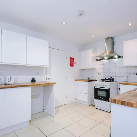Salford 4 Bed House - Free Parking - Sleeps 7 Manchester