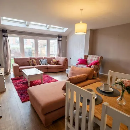 3-bed Salford Home, Free Parking & Wi-fi * مانشستر