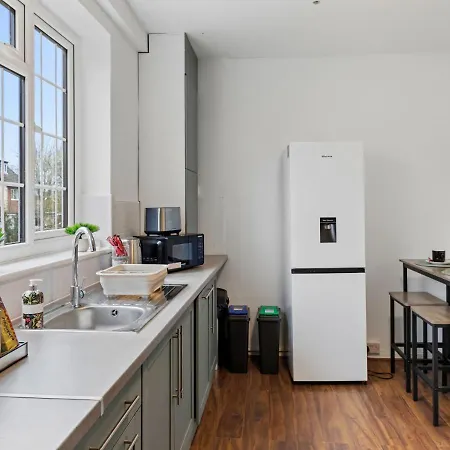 Apartman Modern 4 Bedroom House For 9 Guests With Free Parking By The Cosy Corner Nationwide