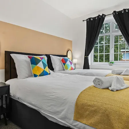 Modern 4 Bedroom House For 9 Guests With Free Parking By The Cosy Corner Nationwide * Manchester