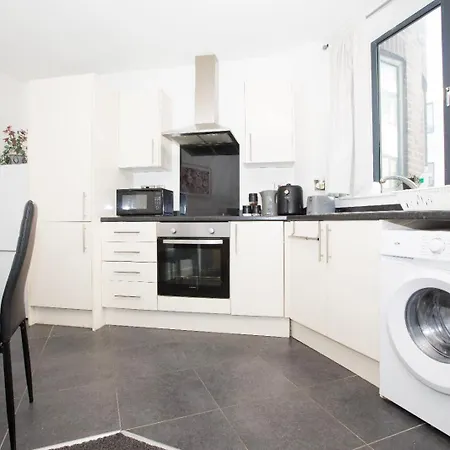 Stylish 2br Free Parking Access