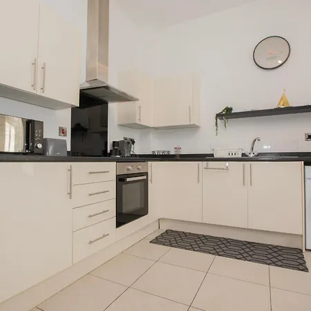 شقة Modern 2br Free Parking Access *