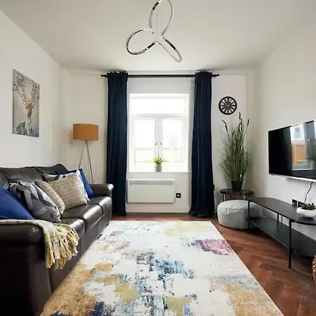 Near Old Trafford - Parking - Wifi - Sleeps 5 شقة مانشستر