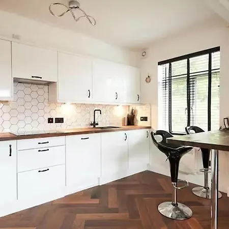 شقة Near Old Trafford - Parking - Wifi - Sleeps 5 *