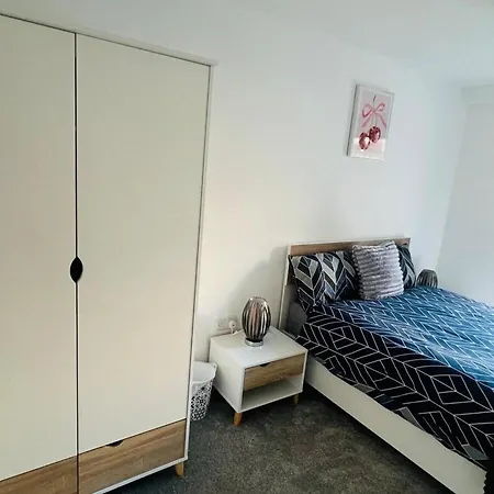 Sleeps 3 - Garden And Parking - Near Old Trafford *