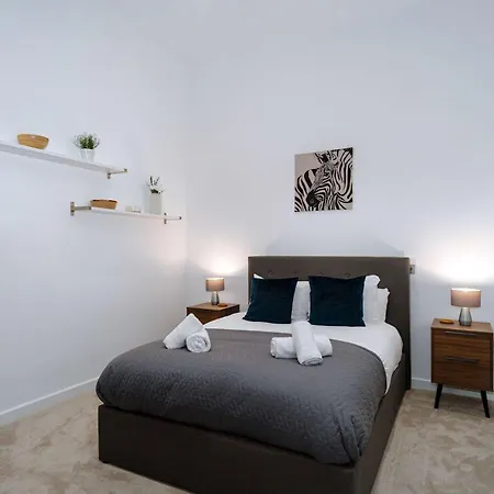 Spacious & Modern 1bed Nr Etihad Stadium شقة *