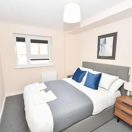 Bright & Spacious 2 Bed In شقة