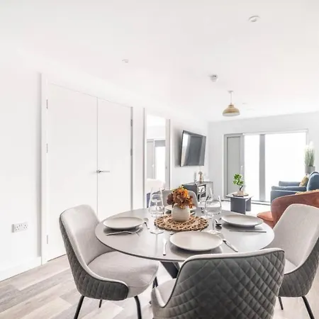 Luxurious Spacious 2 Bed *