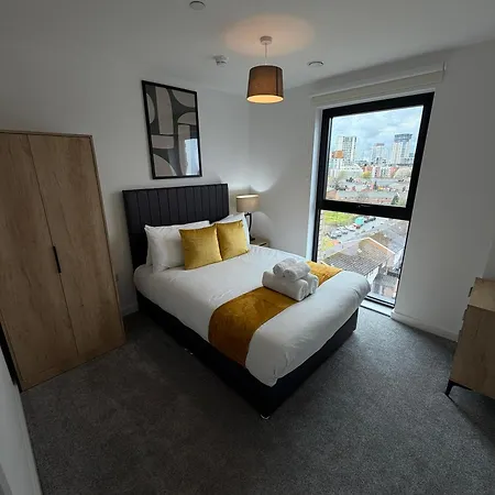 Spacious 2 Bedroom With Balcony Near Mediacity Uk شقة *