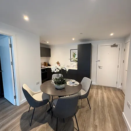 Stylish 2bd Close To Airport شقة