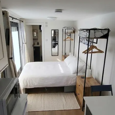 The Garden - Modern With Free Parking Apartmán *