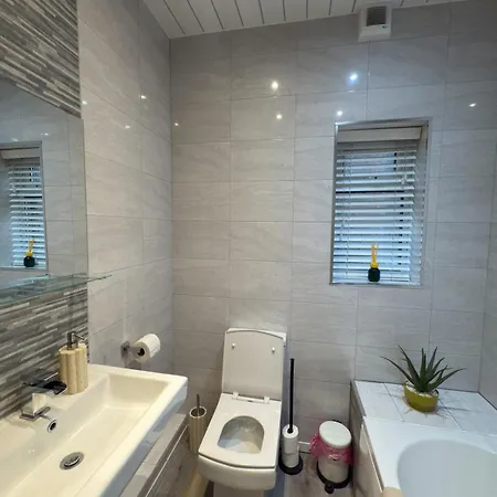 Sleeps 4, Free Parking, Close To Old Trafford Apartmán