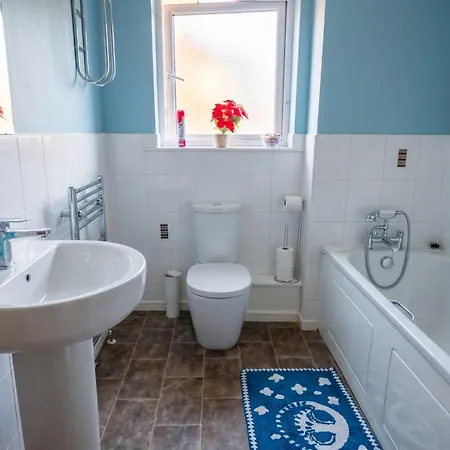 شقة 3-bed Salford Home, Free Parking & Wi-fi