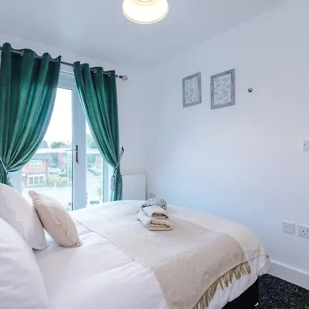 Salford 4 Bed House - Free Parking - Sleeps 7 Manchester