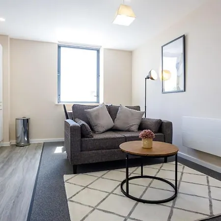 Spacious Bright 1 Bedroom