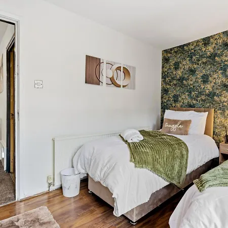 Modern 4 Bedroom House For 9 Guests With Free Parking By The Cosy Corner Nationwide Apartment *