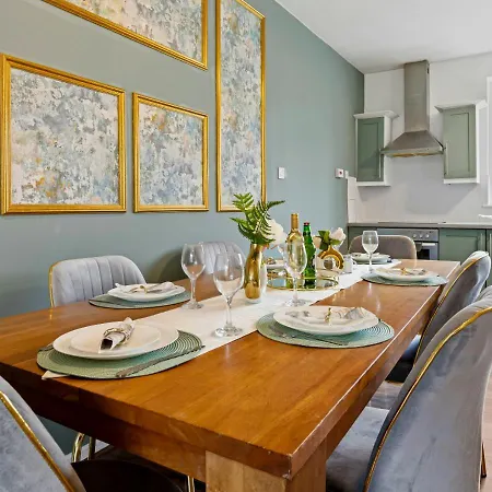 Modern 4 Bedroom House For 9 Guests With Free Parking By The Cosy Corner Nationwide Apartment *