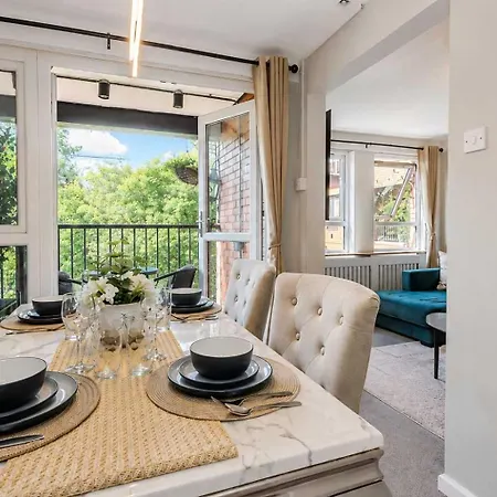 Centre 3-bed With Balcony 公寓