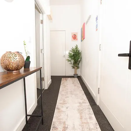 Modern 2br Free Parking Access مانشستر