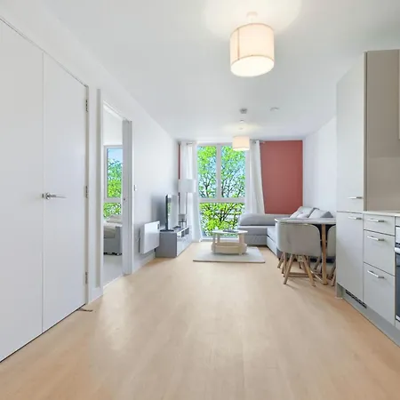 Trafford Garden Retreat With Free Car Park