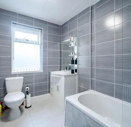 Prestwich Stay 3Br Sleeps 6 Free Parking