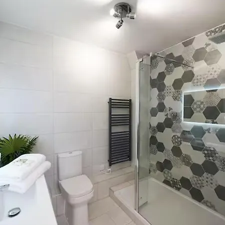 شقة Near Old Trafford - Parking - Wifi - Sleeps 5 *