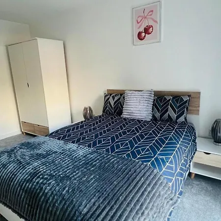 Sleeps 3 - Garden And Parking - Near Old Trafford * Manchester