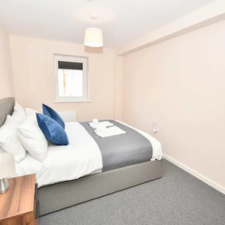 Bright & Spacious 2 Bed In