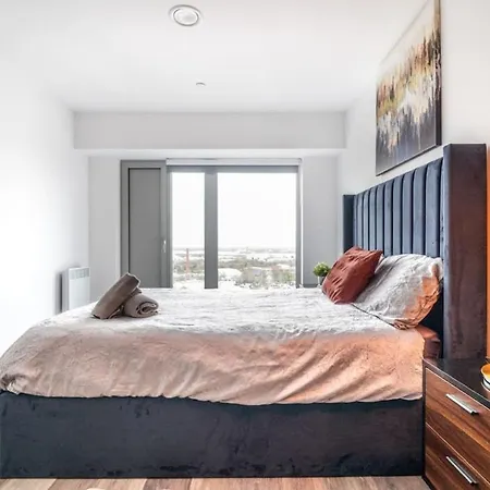 Stylish Sleek 2-bedroom مانشستر