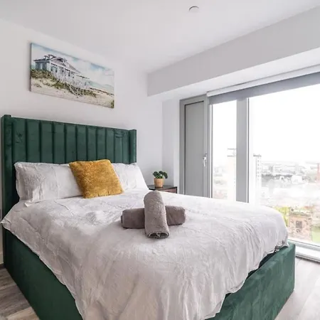 Skyline Views & Stylish 2bed, 2bath Retreat *