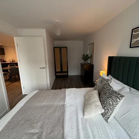 Stylish 2bd Close To Airport شقة *
