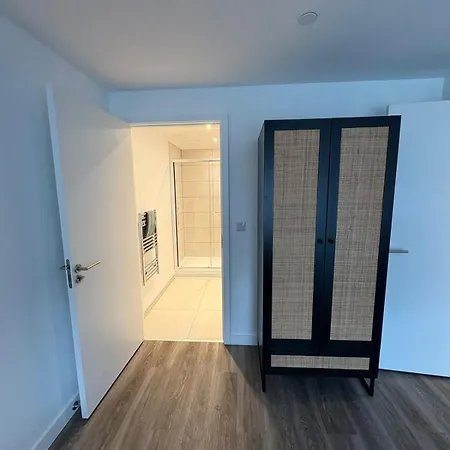Stylish 2 Bedroom Modern To Eccles مانشستر