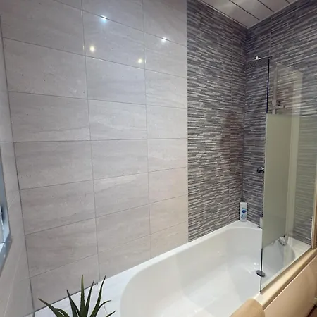 Sleeps 4, Free Parking, Close To Old Trafford Apartmán