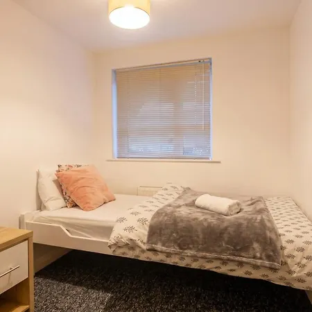 3-bed Salford Home, Free Parking & Wi-fi شقة مانشستر