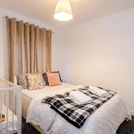 3-bed Salford Home, Free Parking & Wi-fi
