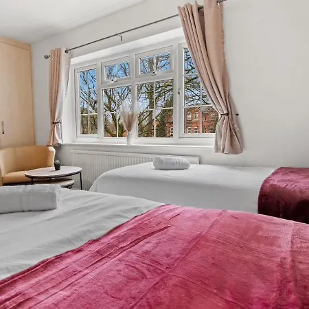 Modern 4 Bedroom House For 9 Guests With Free Parking By The Cosy Corner Nationwide Apartment *