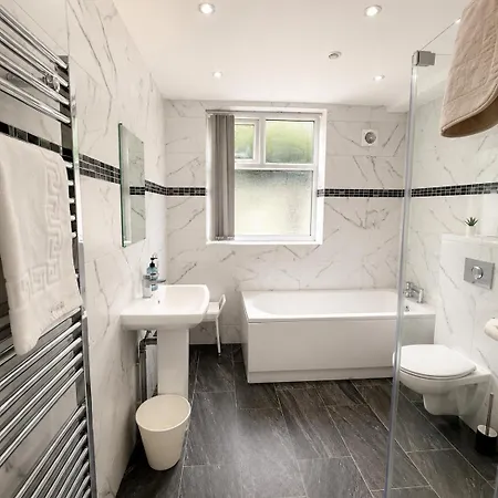 Spacious Apartment, Steps Away From Heaton Park