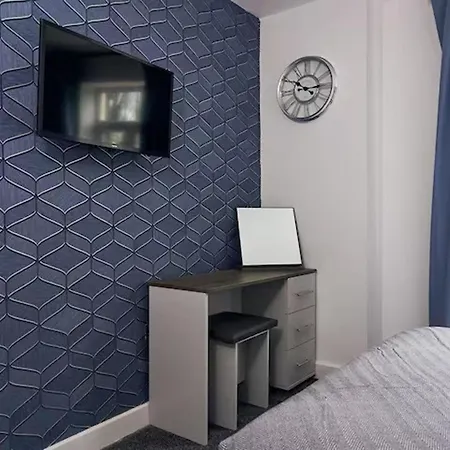 شقة Near Old Trafford - Parking - Wifi - Sleeps 5 *