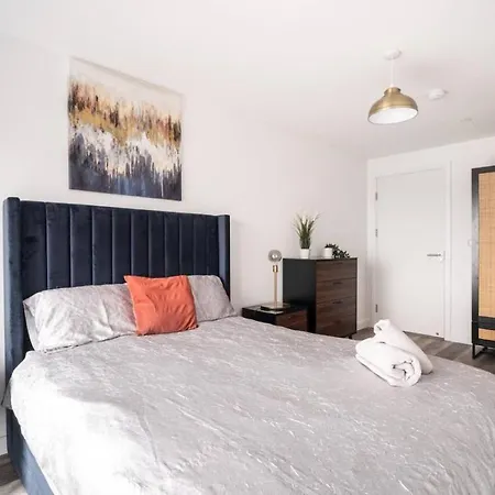 Stylish Two Bedroom Two Bathroom مانشستر