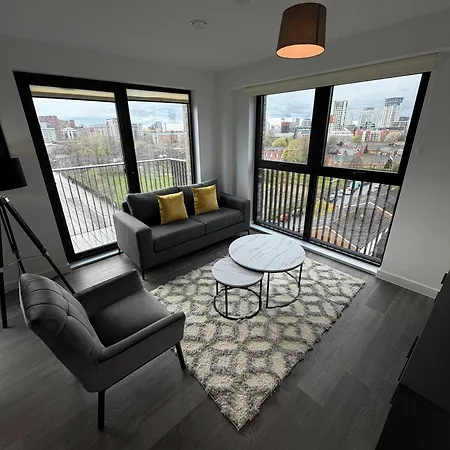 شقة Spacious 2 Bedroom With Balcony Near Mediacity Uk *