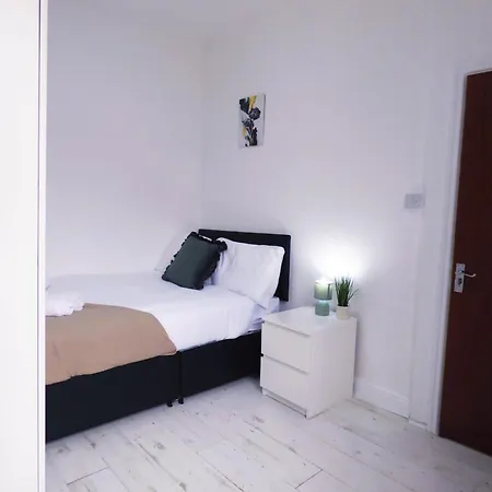 Spacious 4-bed House In Fallowfield Sleeps 8 Manchester