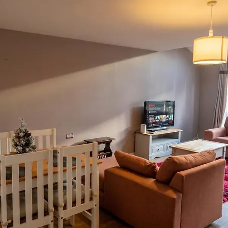 3-bed Salford Home, Free Parking & Wi-fi *