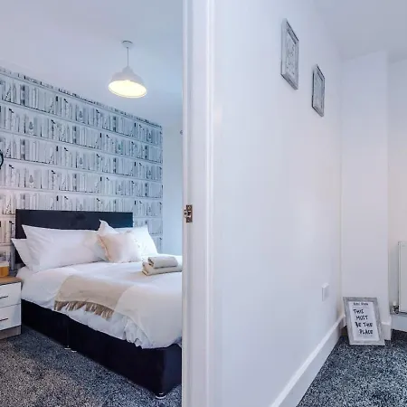 Διαμέρισμα Salford 4 Bed House - Free Parking - Sleeps 7 Μάντσεστερ