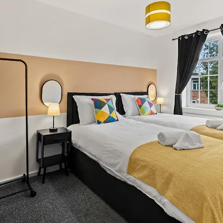 Modern 4 Bedroom House For 9 Guests With Free Parking By The Cosy Corner Nationwide *