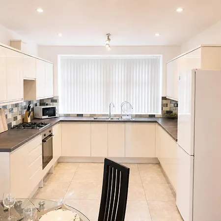 Spacious Apartment, Steps Away From Heaton Park *