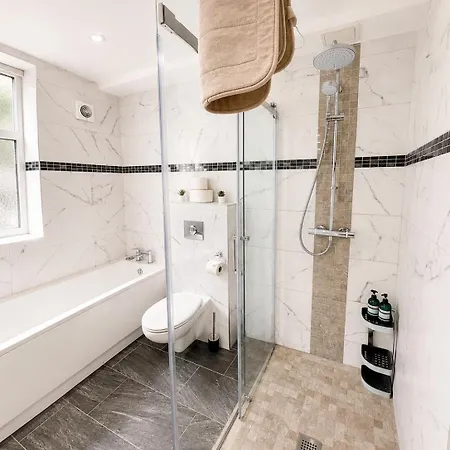 아파트 Spacious Apartment, Steps Away From Heaton Park 맨체스터