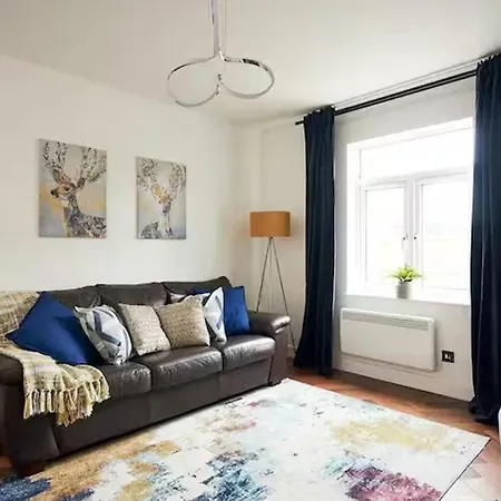 شقة Near Old Trafford - Parking - Wifi - Sleeps 5 *