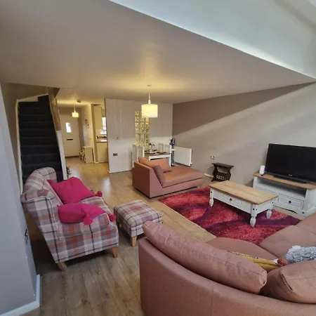 3-bed Salford Home, Free Parking & Wi-fi