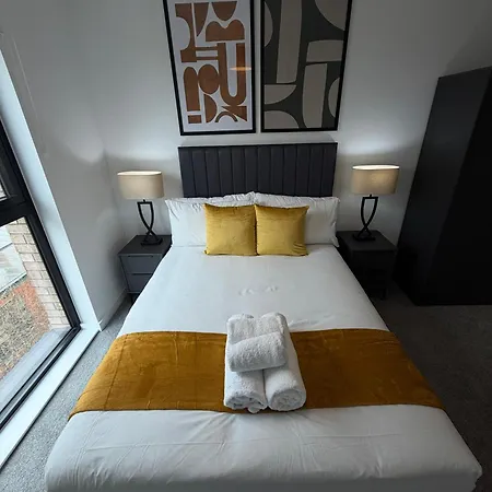 Spacious 2 Bedroom With Balcony Near Mediacity Uk شقة