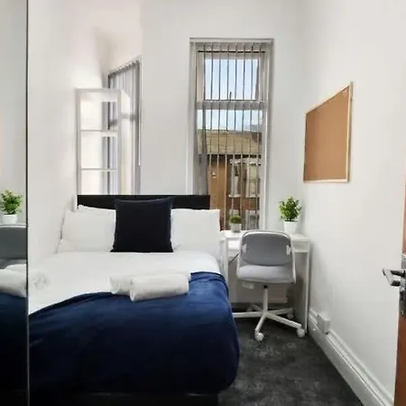 Spacious 4-bed House In Fallowfield Sleeps 8 *